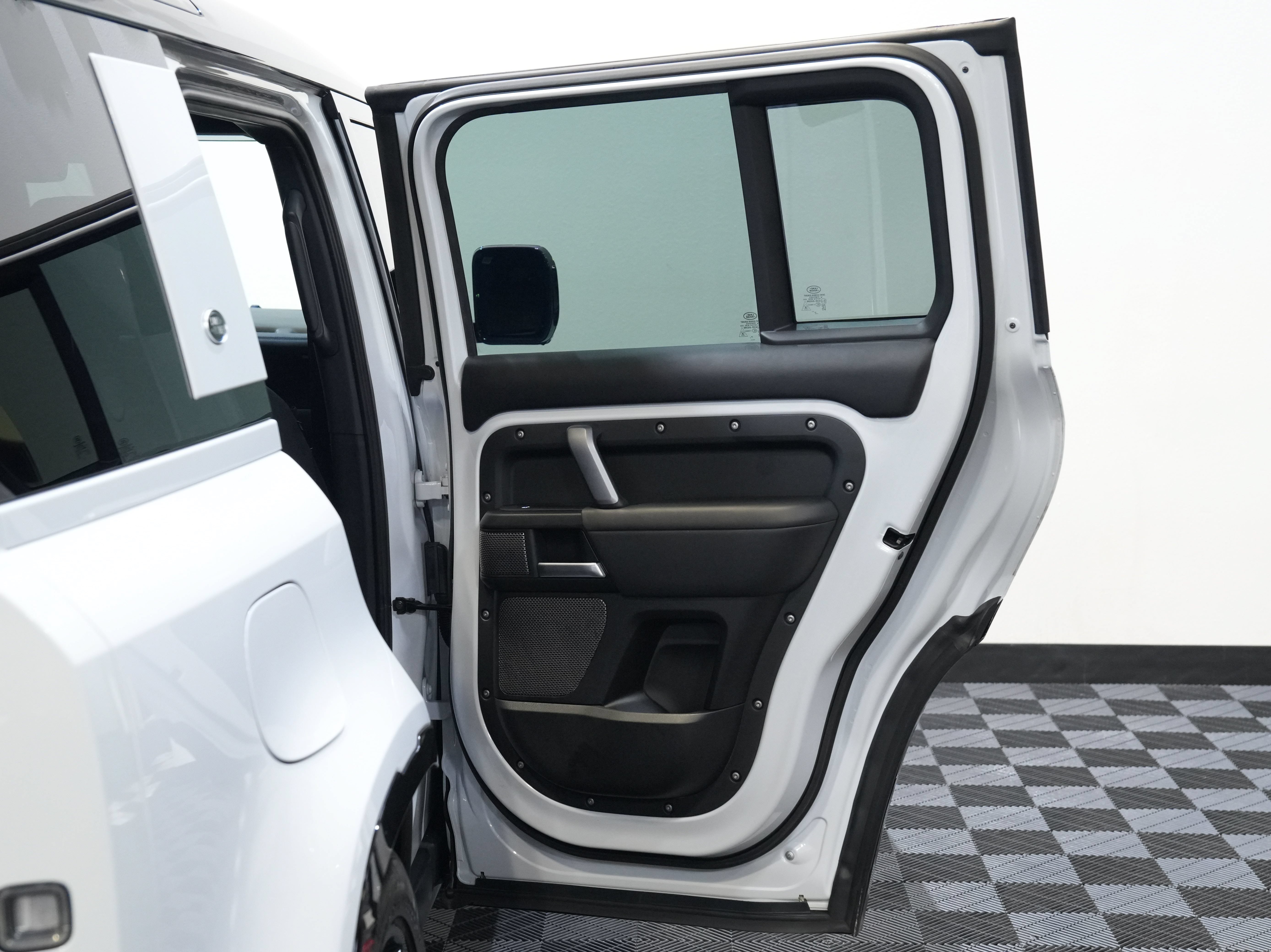 Used 2022 Land Rover Defender 110 V8 AWD/4WD image 26