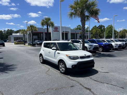 Used 2017 Kia Soul FWD image 2