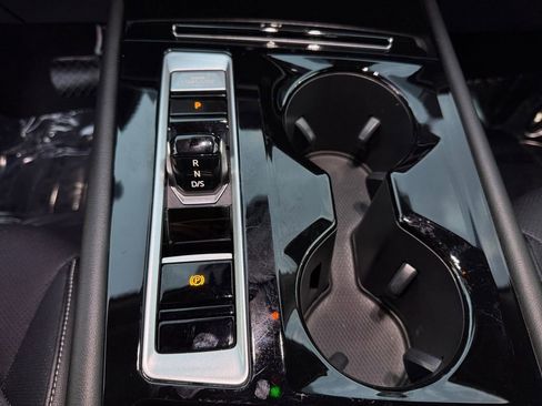 Used 2025 Volkswagen Atlas SE image 18