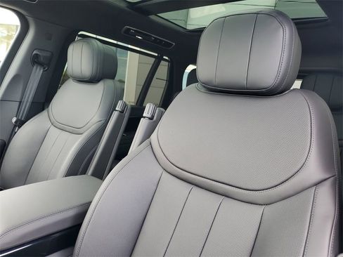 New 2025 Land Rover Range Rover Long Wheelbase SE image 26