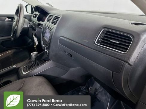 Used 2011 Volkswagen Jetta SE FWD image 27