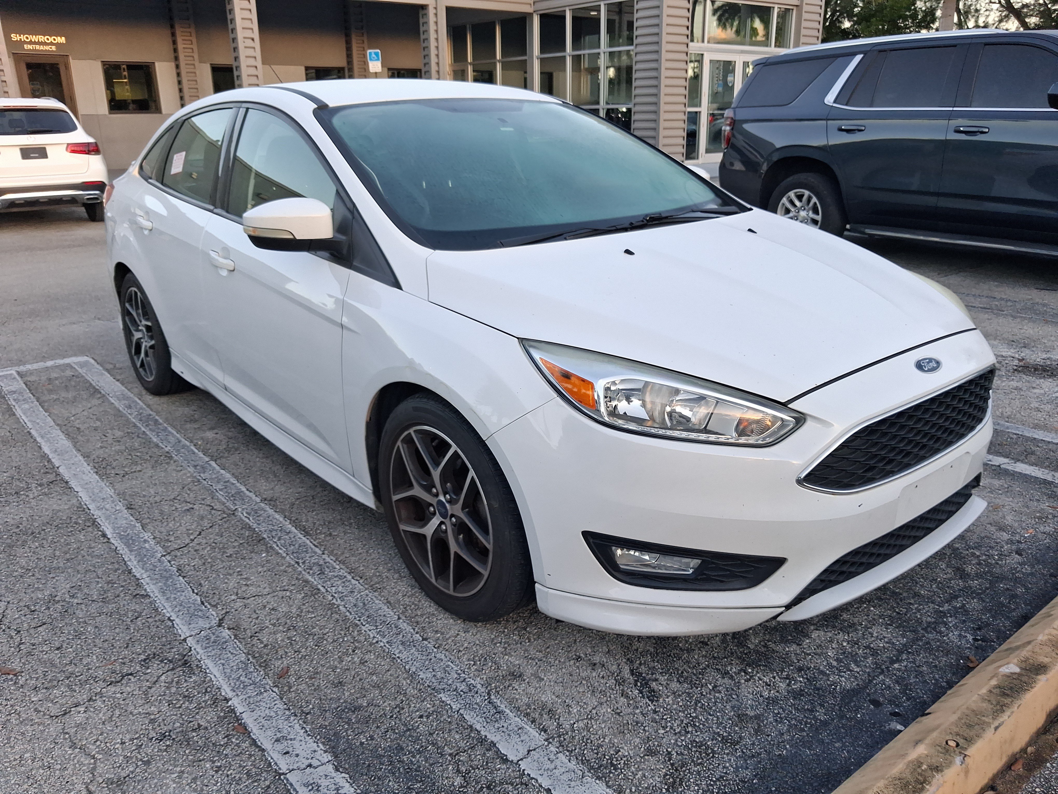 Used 2016 Ford Focus SE w/ SE Sport Package FWD image 1