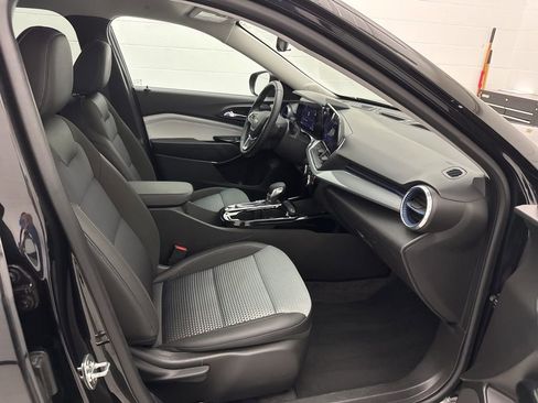 Used 2025 Chevrolet Trax LT w/ LT Convenience Package FWD image 35