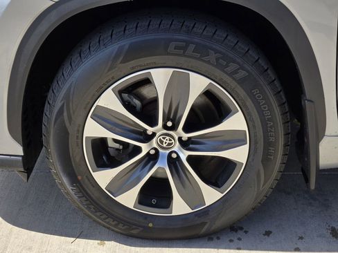 Used 2023 Toyota Highlander XLE image 7