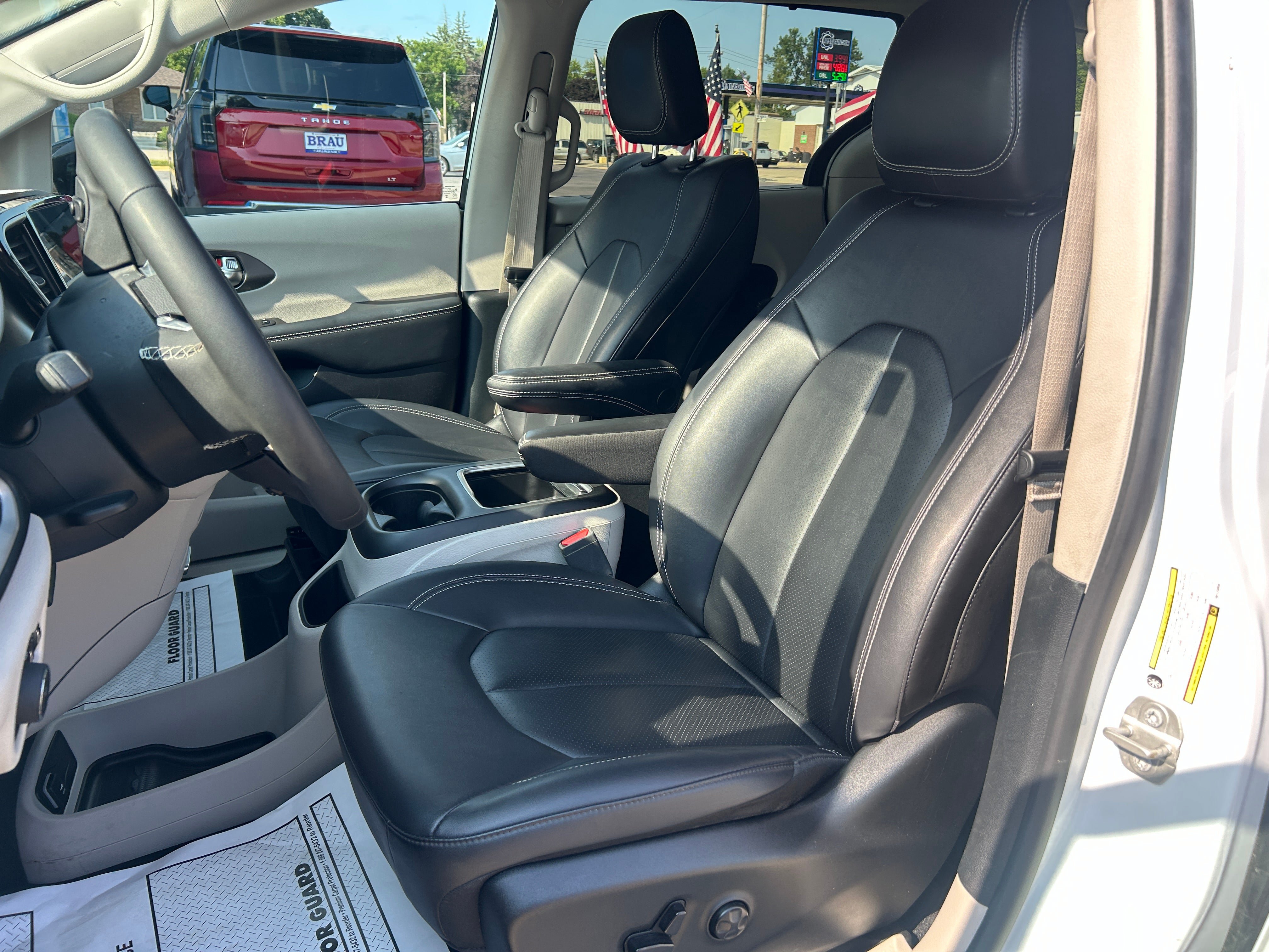 Used 2024 Chrysler Pacifica Touring-L FWD image 17