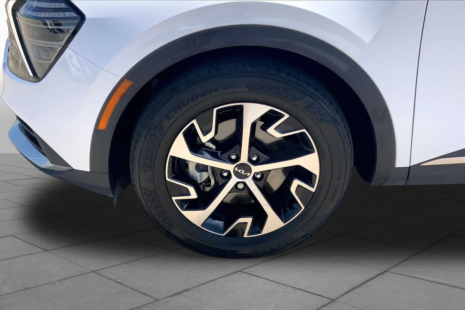 Used 2025 Kia Sportage EX FWD image 11
