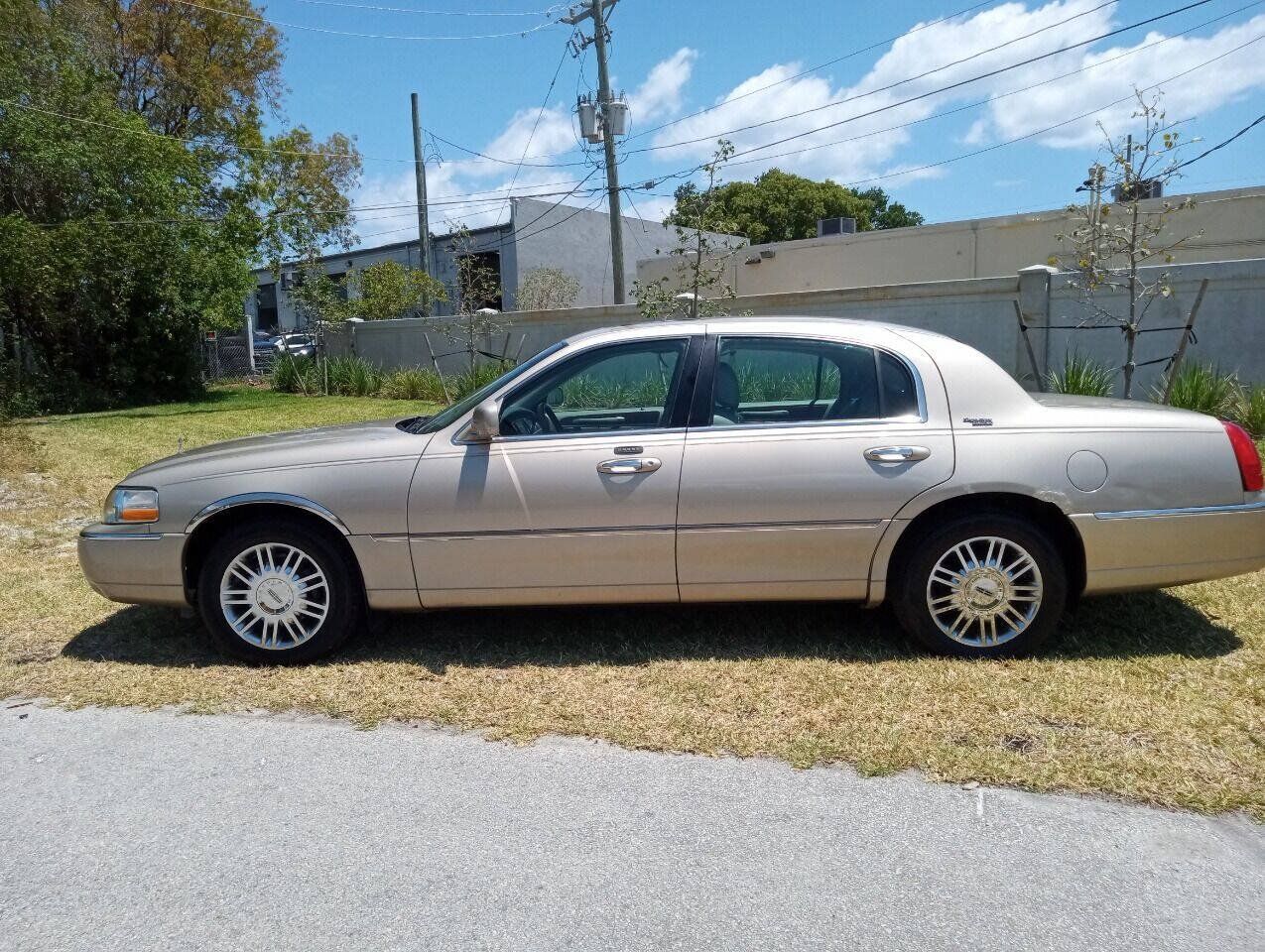 Used 2006 Lincoln Town Car Signature Limited RWD image 2