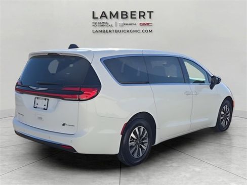 Used 2024 Chrysler Pacifica Select image 5