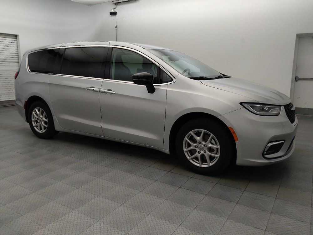 Used 2024 Chrysler Pacifica Touring-L FWD image 11