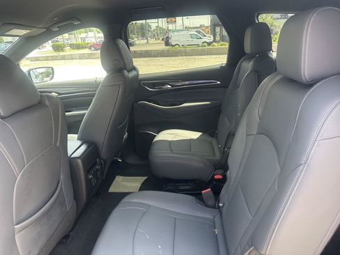 Used 2023 Buick Enclave Essence AWD/4WD image 18