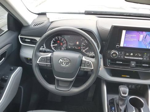 Used 2024 Toyota Highlander XLE FWD image 14