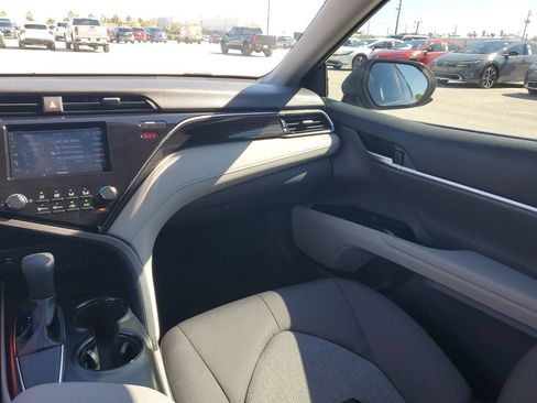 Used 2019 Toyota Camry XLE image 11