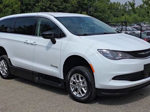 Used 2024 Chrysler Voyager LX image 30