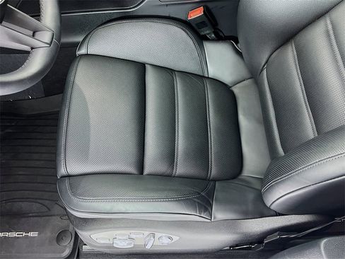 Certified 2025 Porsche Macan image 11