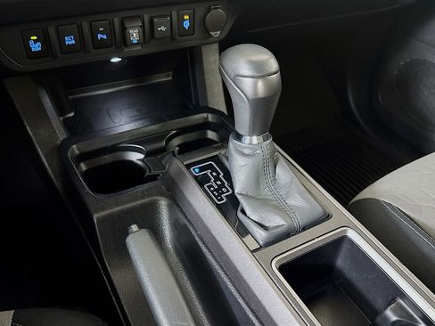 Used 2022 Toyota Tacoma TRD Off-Road w/ Technology Package image 17