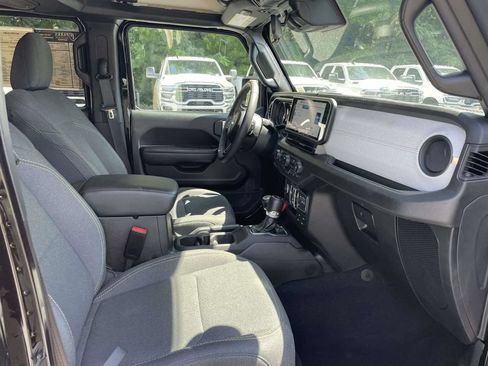 Used 2024 Jeep Gladiator Sport AWD/4WD image 15