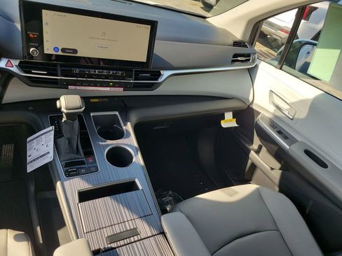 New 2026 Toyota Sienna XLE FWD image 28