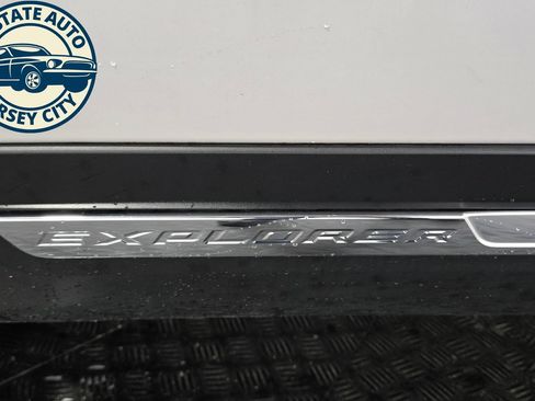 Used 2019 Ford Explorer XLT w/ Equipment Group 202A AWD/4WD image 29