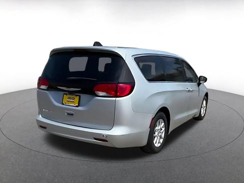 Used 2023 Chrysler Voyager LX FWD image 11