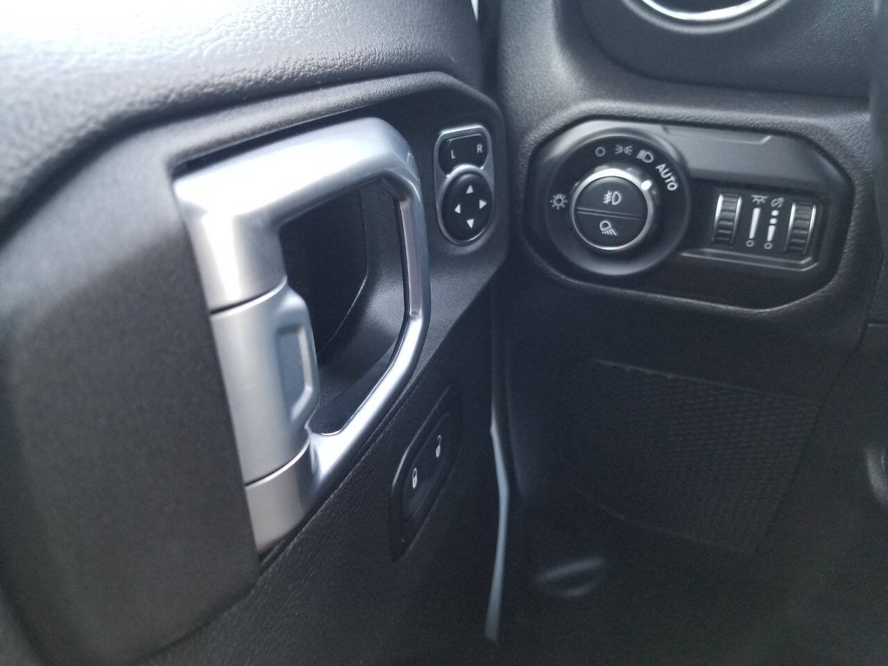 Used 2021 Jeep Gladiator Overland AWD/4WD image 35