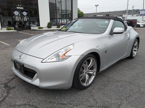 Used 2010 Nissan 370Z Touring w/ Sport Pkg RWD image 2
