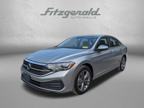 Used 2024 Volkswagen Jetta SE FWD image 3