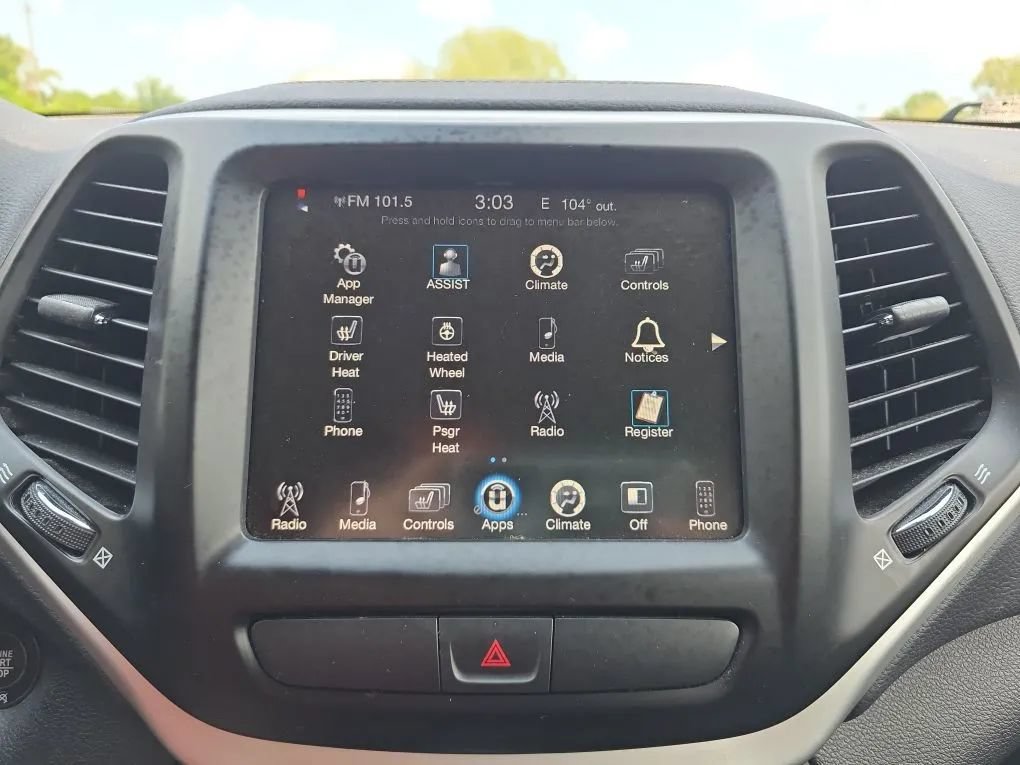 Used 2018 Jeep Cherokee Latitude Plus w/ Cold Weather Group AWD/4WD image 26