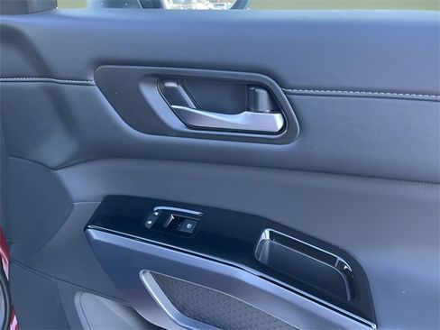 Used 2025 Nissan Pathfinder SL image 31