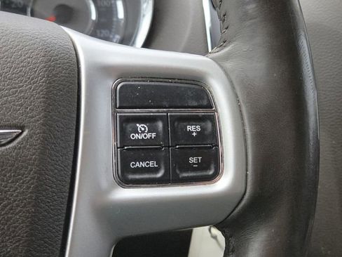 Used 2015 Chrysler Town & Country Touring image 10