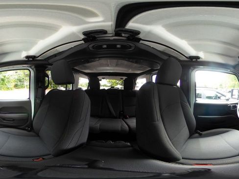 Used 2025 Jeep Wrangler Unlimited Sahara AWD/4WD image 43