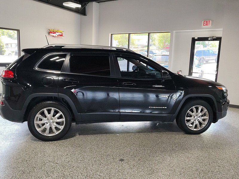 Used 2017 Jeep Cherokee Limited AWD/4WD image 4