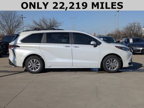 Used 2025 Toyota Sienna XLE image 4