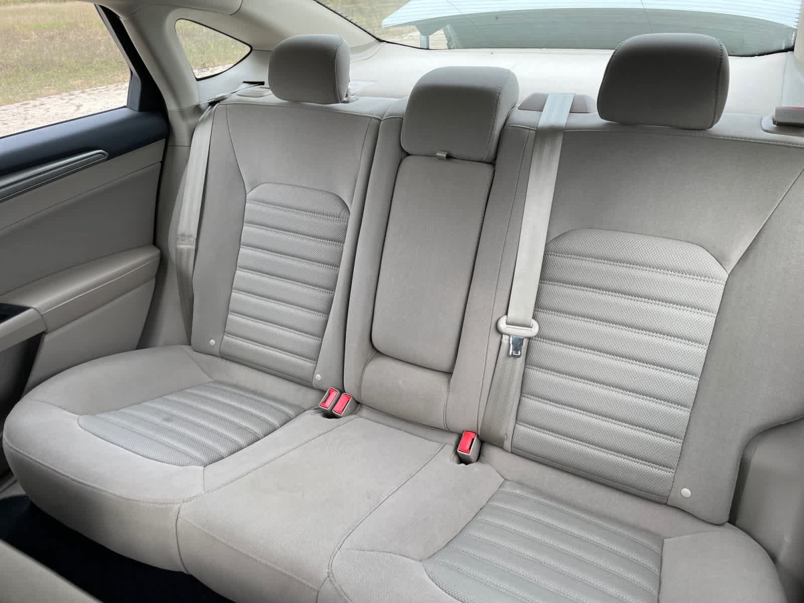 Used 2017 Ford Fusion SE FWD image 16
