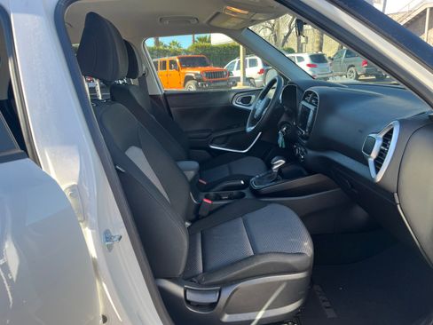 Used 2025 Kia Soul LX image 19