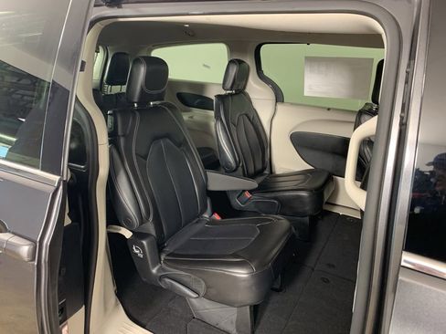 Used 2023 Chrysler Pacifica Touring-L image 35