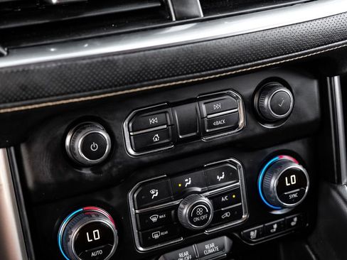 Used 2024 Chevrolet Suburban Premier image 23