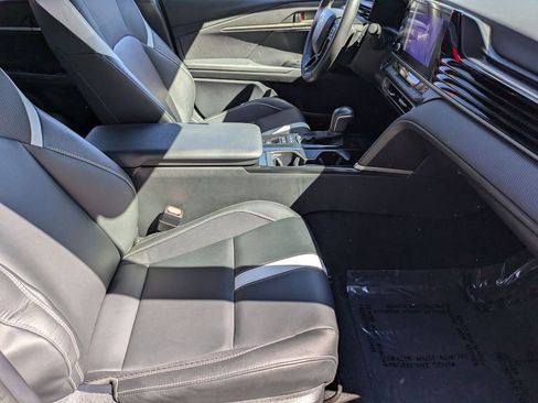 Used 2025 Toyota Camry SE image 31