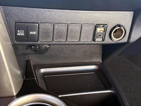 Used 2015 Toyota RAV4 XLE image 19