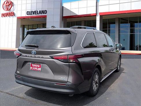 Used 2021 Toyota Sienna XLE FWD image 4