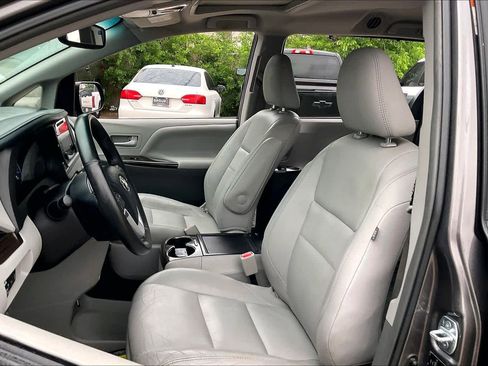 Used 2017 Toyota Sienna XLE w/ XLE Navigation Package image 8