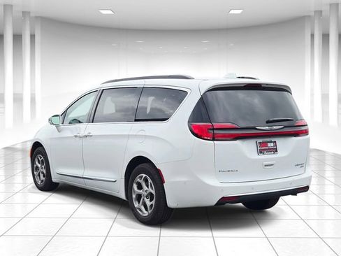 Used 2022 Chrysler Pacifica Limited AWD/4WD image 3