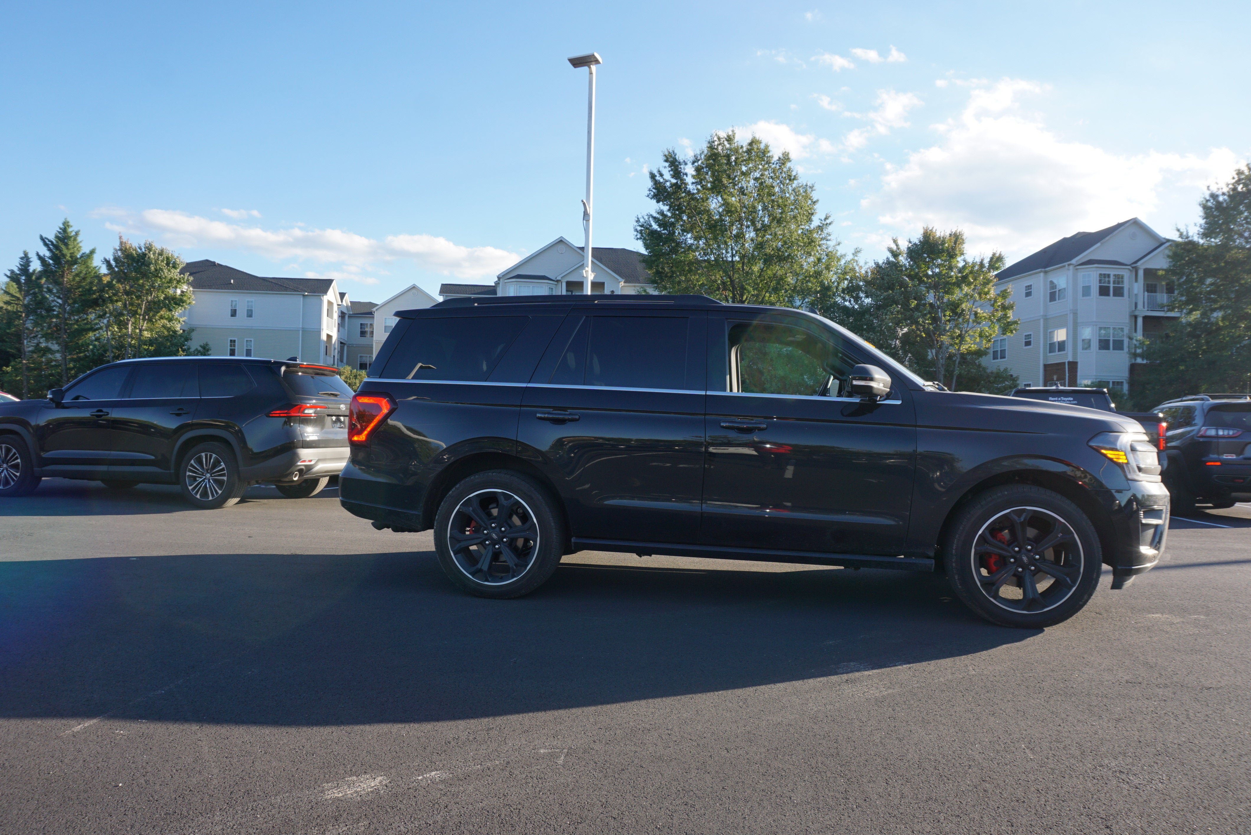 Used 2022 Ford Expedition Limited AWD/4WD image 3