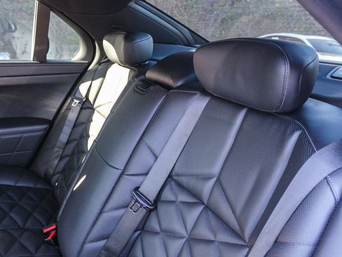 Used 2025 BMW 740i w/ Premium Package image 18