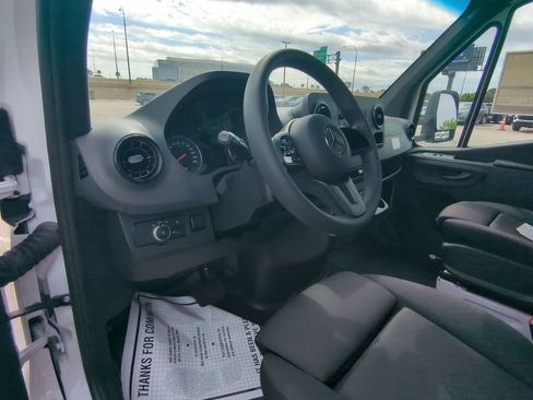 Used 2024 Mercedes-Benz Sprinter 4500 image 2
