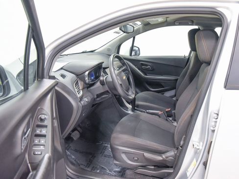 Used 2021 Chevrolet Trax LS image 2