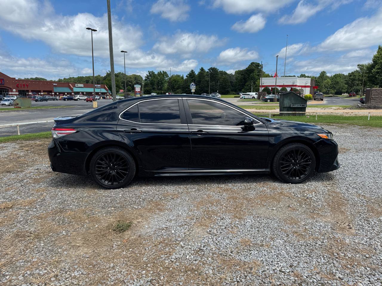 Used 2019 Toyota Camry SE w/ Carpet Mat Package FWD image 2