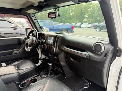Used 2018 Jeep Wrangler Unlimited Sahara AWD/4WD image 16