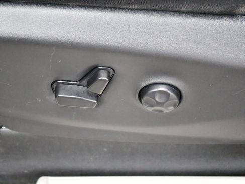 Used 2023 Chrysler Pacifica Touring-L FWD image 15