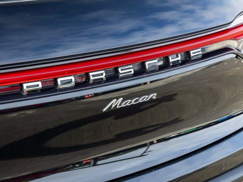 Certified 2025 Porsche Macan AWD/4WD image 21