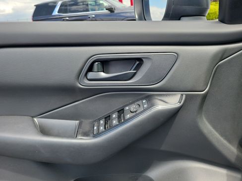 Used 2025 Nissan Rogue S AWD/4WD image 17